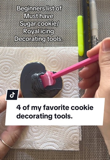 A beginners guide to my most used royal icing decorating tools. #royalicingcookies #royalicingdecoratedcookies #cookiedecoratingforbeginners #cookiedecoratingsupplies #sugarcookies #sugarcookiedecorating #beginnerslistforcookies #bakingsupplies #customsugarcookies #cookiescribe #thingamageanie #ediblemarkers #ediblegold