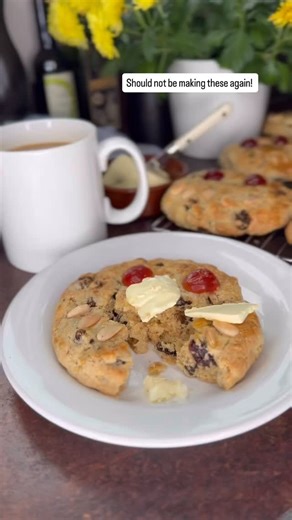 FAT RASCALS recipe ⬇️ I really should not be making these again they are so addictive but perfect for a Saturday afternoon with a cup of tea. I had these a couple of weeks ago as a kind gift from Betty’s Tea Room and they are my new obsession. It’s not a difficult recipe it’s just a pimped up scone but with double the butter - please save and try these 175g SR Flour 175g Plain Flour 175g butter 175g Vine Fruit (no peel) 125g caster sugar Teaspoon each of Baking powder, cinnamon and nutmeg. Or le