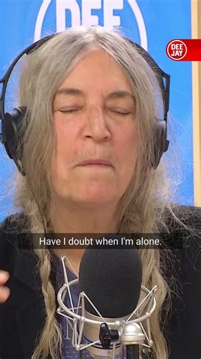 Oggi Patti Smith compie 79 anni! Qui quando, ospite Deejay Chiama Italia, raccontava la genesi di uno dei suoi brani più iconici: “Because The Night”. Buon compleanno, Patti Smith! #radiodeejay #news #musica #pattismith #becausethenight | Radio Deejay