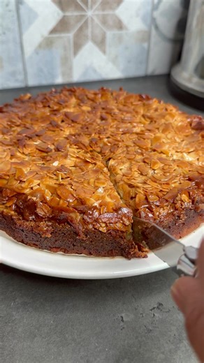 FONDANT FLORENTIN - Amandes et Miel Je le fais pour l’Aïd Al Fitr Ingrédients pur un moule de 22/24cm Pour le fondant : * 4 œufs * 100 g de sucre * 1 pincée de sel * un peu de caviar de vanille * 250 g de poudre d’amandes * 100 g de beurre fondu Pour le croustillant amandes et miel : * 50 g de beurre * 50 g de sucre * 1 c. à soupe de miel * 1 c. à soupe crème fraîche * 100 g d’amandes effilées Étapes : 1. Fouettez les œufs avec le sucre et le sel. Ajoutez la vanille et la poudre d’amandes, puis 