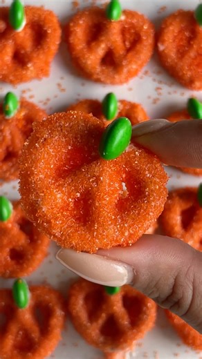 Mini Pumpkin Pretzels 🎃 Ingredients • Mini pretzels • ½ cup white candy melts • Orange sanding sugar • Green M&Ms Instructions 1. Melt candy melts until smooth. 2. Dip pretzels in melted coating. 3. Sprinkle with orange sanding sugar. 4. Add a green M&M at the top. 5. Let set until firm & enjoy 🙂 #halloweentreats #NoBakeDessert #easysnacks #pumpkin | Maddison’s Kitchen