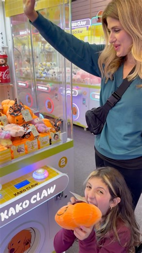 LABUBU PUMPKIN CLAW MACHINE WIN!