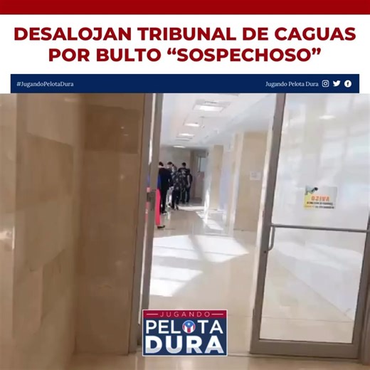 Desalojaron el Tribunal de Caguas por un aparente bulto "sospechoso" que alegan podía ser una bomba. En la tarde de hoy se estaba llevando a cabo la vista preliminar contra Roy Karakozian, acusado por asesinar a dos hermanos en la entrada del lugar, lo cual fue suspendida por la activación de protocolo de seguridad y desalojo. #JugandoPelotaDura 🎥 @noticelpr | Jugando Pelota Dura