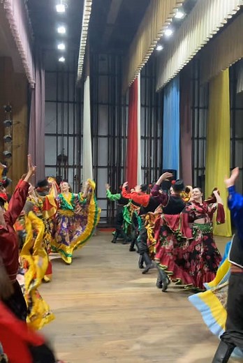 Ansamblul nostru de dansuri, când interpretează acest dans țigănesc, emană o energie plină de pasiune și intensitate. Mișcările ritmice și grația dansului creează o atmosferă vibrantă, care transmite bucurie, libertate și emoții tuturor spectatorilor. Costumele colorate și expresivitatea dansatorilor amplifică emoțiile oferind publicului o experiență memorabilă❤️‍🔥 #codrenii😍 #moldova🇲🇩 #dansuripopulare #foryoupage #danstiganesc