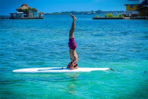 Stand up Yoga o Yoga sobre tabla de surf: en qué consiste y qué beneficios nos aporta el deporte acuático de moda