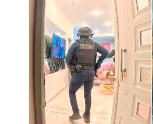 New video from the police operation against Roma who made millions from frauds: OPKE officers storm living rooms armed with guns and shields – "Get out" - ProtoThema English