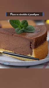 Pasca cu ciocolata si aluat de pandispan, o reteta minunata de pasca cu branza de vaci si ciocolata fina si aromata. Nu e deloc greu de facut, are un blat pufos si e minunata pentru orice masa de Paste. Lista ingredientelor si reteta detaliata: https://jamila.ro/pasca-cu-ciocolata-si-pandispan | JamilaCuisine