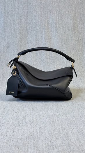 A closer look at the craft of the new Featherlight Puzzle bag. A geometric, three-dimensional structure begins by delicately joining panels of specially developed leather, chosen by our artisans to create the Featherlight Puzzle’s slouchier, smooth finish. The precision continues in the details, with an engraved LOEWE plate, embossed tag, and golden balloon charm accentuate the bag’s cuboid shape. Available on: loewe.cm/FEATHERLIGHT_PUZZLE #LOEWE | LOEWE