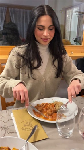 PERSONAL TRAINER Laureata in Scienze Motorie on Instagram: "Come inserire questi piatti extra👇 Questo piatto me lo sono goduto fino all’ultimo boccone 😌 ed è giusto dirlo, il cibo è piacere oltre che nutrimento. Ma questo piatto rappresenta una piccola parte del mio stile di vita alimentare, che va avanti da anni e che mi permette non solo di mantenere una certa forma fisica, ma soprattutto di stare bene. Mangiare ogni giorno cibi molto ricchi di zuccheri e grassi non ci aiuterebbe né a raggiu