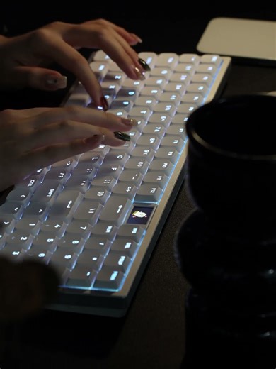 In the quiet glow of the night, CK100 Platin speaks through light #coolkiller #ck100 #keyboard #tech
