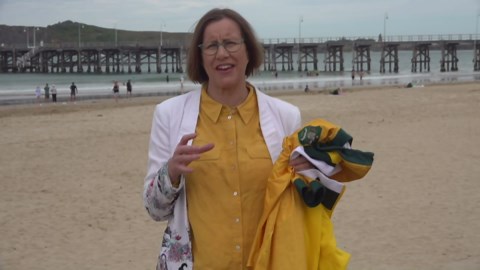 Coffs Harbour promotes tourism with human banana world record attempt