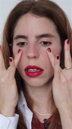 10 days of wearing red lipstick : day 4 @maccosmetics Russian Red #redlipstick #redlipschallenge #frenchgirlmakeup #howtoredlips #russianredmac #lipstickasblush #maquillageclassique #frenchmakeup #parisianmakeup