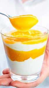 Solero-Dessert im Glas 🥄🧡 Mit jedem Löffel unseres einfachen Solero-Desserts im Glas weckt die luftige Vanillecreme, vereint mit dem fruchtigen Aroma der Maracuja, süße Erinnerungen an dein Lieblingseis. So geht's! Zutaten für 4 Gläser: - 500 g Naturjoghurt - 2 EL Zucker - 1 TL Vanilleextrakt - 250 g Schlagsahne - 2 Pck. Sahnesteif - 650 ml Maracujasaft - 3 Pck. Vanillesoßenpulver (ohne Kochen) Zubereitung: 1. Joghurt, Zucker und Vanilleextrakt verrühren. Sahne mit Sahnesteif aufschlagen und u
