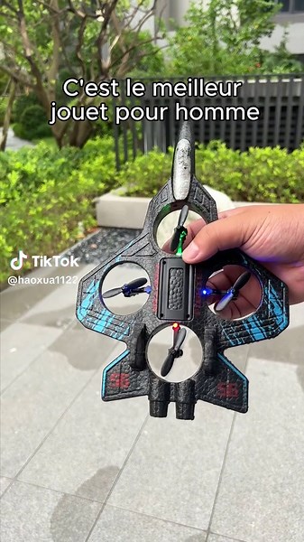 Regardez comment cet avion télécommandé fait des acrobaties faciles ! 🤩 #TestJouet #BonPlanJouet #FunEnFamille #fyp #foryou