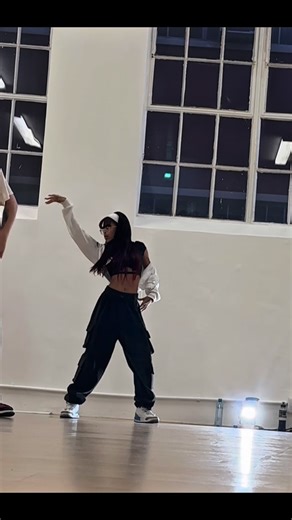 Chloe Bennett on Instagram: "This class was just TEEWW GOOD, this vibe was just what I needed to unwind during a stressful week🔥😮‍💨🤍 it was giving R&B, it was giving 2000’s vibes🌧️ 🧠 choreo - @andy_slay 🎵 song - Out The Window @kehlani baelani ofc🤭💋 📍 @thehubdance #dance #outthewindow #dancegram #thehubdancestudio"