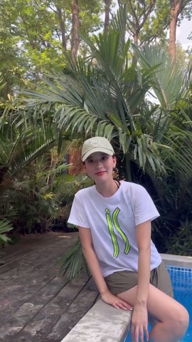 郡司恭子（日本テレビアナウンサー） on Instagram: "#休日の過ごし方 デジタルデトックスをしに…💭 （カメラ機能はフル活用🫡） サウナと水風呂🧖‍♀️でととのったら 焼きとうもろこしで、夏気分☺️ 最近はお休みの日、 遠出することが多いです⛳️🍴🏕️ 次のお休みはなにしよう？ #休日 #休日コーデ #サウナ #サウナ初心者 #🔰 #週末イベント #週末旅行 #遠出 #夏休み #夏休みの過ごし方 #夏休みの思い出 #🌻 #日本テレビ #日本テレビアナウンサー #アナウンサー #郡司恭子"