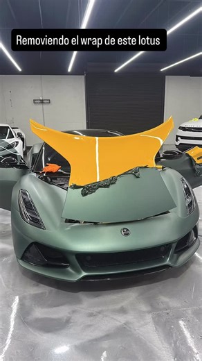 “¿Sabías que remover un wrap correctamente puede salvar la pintura original? 👀 En este proceso muestro cómo retiro el vinil sin dañar la superficie y por qué hacerlo con técnica marca toda la diferencia. 🔥🚗”#Wrap #lótus #carcare | Sharon Carusso