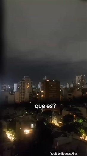 #dúo con @Judith Violeta Leiva Eskenazi En el siguiente vídeo capturado por Judith Violeta Leiva Eskenazi, una residente de Buenos Aires Argentina, 🎥 se vislumbra una escena misteriosa y sobrecogedora. En el horizonte, sobre un cielo oscurecido por la inminencia de un temporal, destellan luces que se desplazan con gracia sobre las nubes. ¿Qué podría ser? ¿Serán acaso 🛸 OVNIs surcando los cielos nocturnos? En medio de la incertidumbre y el asombro, Judith Violeta comparte su descubrimiento en T