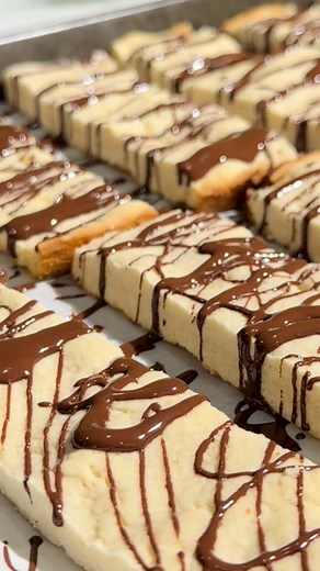 If you bake one thing this week, make it this 👇 Buttery lemon shortbread a salted chocolate drizzle that’s pure magic 🍋 Here's what you need: Lemon Shortbread 2 cups unsalted butter softened 1 cup sugar ¼ cup lemon juice 4 teaspoons lemon zest ½ teaspoon salt 4 ½ cups all purpose flour Salted Chocolate Drizzle ½ cup semi-sweet chocolate chips 2 tablespoons coconut oil kosher salt for sprinkling (optional) Full recipe 👇 | The Lemon Bowl