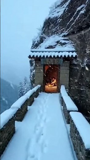 “8K Ultra-Realistic Chinese Winter Cave House Cinematic | Leshan Snowfall | ARRI ALEXA 65 Aesthetic”