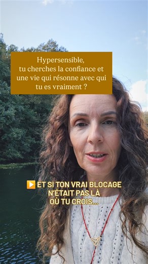 Anne Calvez | clarté, confiance, puissance pour hypersensible on Instagram: "Tu crois que ton MANQUE de CONFIANCE vient d’un DÉFAUT en toi... ➡️ En réalité, il y a autre chose. 👉 Les neurosciences montrent que ton cerveau enregistre tes expériences d’enfant comme des « PROGRAMMES de SURVIE ». Si tu as appris à rester DISCRET.E, à t’ADAPTER pour ne pas perdre l’amour ou ÉVITER LE CONFLIT, ➡️ ton système nerveux a intégré ça comme une NORME. RÉSULTAT : ⏩️ à l’âge adulte, tu DOUTES de toi non pas