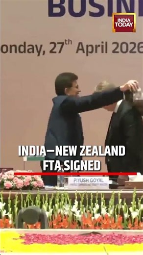 India–New Zealand FTA Signed: Piyush Goyal, Todd McClay Exchange Gifts in Delhi #piyushgoyal