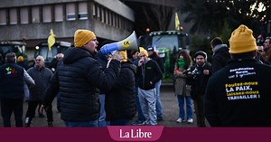 Quelle est la signification des bonnets jaunes portés par les agriculteurs français lors des manifestations ?