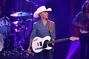 Justin Moore Cries, Thanks Fans for Supporting His Family