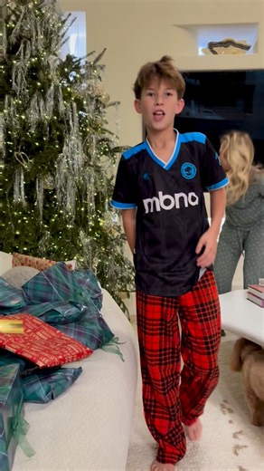 WYNN CHETEK 🇺🇸🇬🇧 on Instagram: "Merry Christmas 🎄🎁"