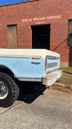 1975 Ford Highboy 🇺🇸 This ‘75 F250 Ranger is still sporting her original paint with the perfect amount of patina and zero rust. What a perfect combo 😮‍💨 Who prefers old paint over new paint? #patina #oldschool #dentside #vintage4x4 #oldford | Roadrunner Classics