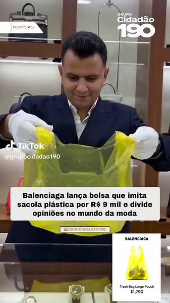 Balenciaga lança bolsa que imita sacola plástica por R$ 9 mil e divide opiniões no mundo da moda ➡️Uma bolsa de luxo avaliada em cerca de R$ 9 mil levantou discussões após mostrarem uma peça semelhante a uma sacola plástica amarela associada a uma renomada marca do setor de moda. O item teria sido utilizado por uma atriz chinesa durante o Festival Internacional de Cinema de Pequim. A grife apontada como responsável pela criação negou qualquer lançamento desse modelo específico. A associação surg