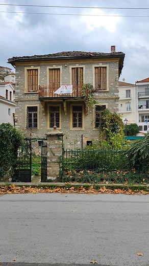 Συνεχίζουμε τη βόλτα με ένα ακόμα κτήριο που αντί να κοσμεί τη πόλη και τη περιοχή είναι απλά αφημένο. Σύμφωνα με άρθρο που διάβασα η εκτίμηση που έγινε είναι τραγική ( τουλάχιστον κατά τη γνώμη μου). Πρέπει να βρεθεί άμεσα λύση, να σωθεί το κτίριο, να ζωντανέψει η πλατεία και να πάρει και κάποια έσοδα το γηροκομείο. #Καστοριά #Απόζαρι | Kastoria Lake Report