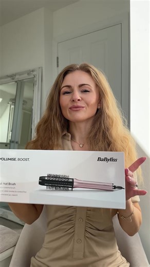 Glat ud. Skab volumen. Giv et løft. Få en spændstig og luftig føn-styling med BaByliss Volume Boost ✨ Frisk håret op efter et par dage, eller gå efter et mere glamourøst look med fylde og glans, nemt og hurtigt. Det avancerede ionsystem og de antistatiske børstehår reducerer frizz og småhår, og giver et hår, der føles blødt, glat og skinnende. #VolumeBoost #GetReadyWithBaByliss | BaByliss