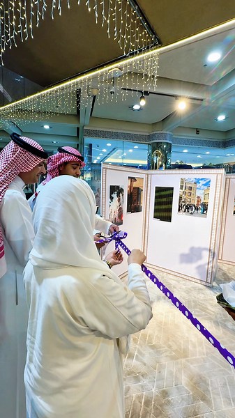 مشاهد من افتتاح 📸 معرض الصور الفوتوغرافية الذي جمع نخبة من المبدعين بعدساتهم الفنية في مركز المحمل التجاري Scenes from the opening of the Photography Exhibition, which brought together a select group of talented creators through their artistic lenses. #مركز_المحمل_التجاري #معرض_الصور #اليوم_العالمي_للتصوير #صور #فن