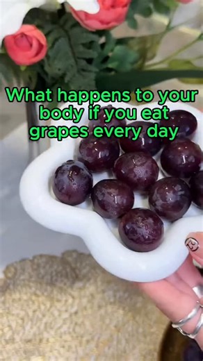 Daily Grapes, Daily Glow: What Happens to Your Body? Tiny, juicy, and packed with powerful nutrients, grapes are more than a sweet snack, you can think of them as nature’s little health boosters. Eating grapes every day can support your heart, protect your cells, hydrate your body, and even help your skin look clearer and more radiant. They’re rich in antioxidants like resveratrol, vitamins C and K, and loads of natural hydration that your body loves. Whether you snack on them fresh, add them to