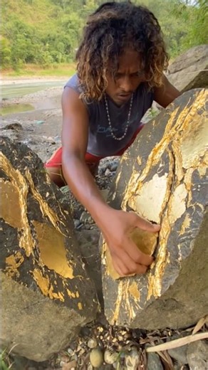 Gold Hunter, Finding a Pile of Gold,Worth Billions #golddiscovery #findgold #goldnuggets