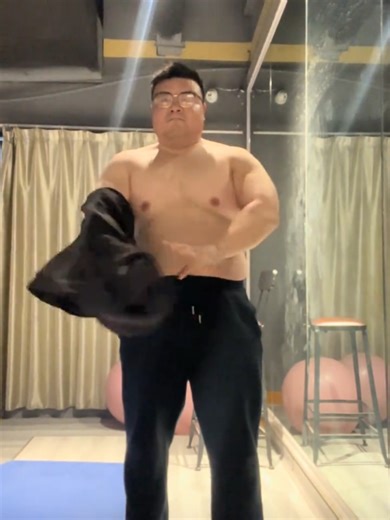 beefymuscle.com👍 Bear pecs! beefymuscle.com admires beefy massive bulky #muscle #musclehunk #musclebear #bodybuilder #powerlifter lifter beefymuscle musclechub pecs biceps workout fitness gym bodybuilding motivation 肉壮 肌肉 壮熊 健身