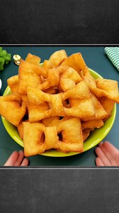 Reteta de minciunele pufoase cu iaurt, chefir sau lapte batut. Fara cantar, simple, rapide, fara dospire sau timp lung de asteptare. Puteti sa le mai spuneti minciunele fundite, minciunele papion, gogosi fara drojdie/ gogosi cu praf de copt sau gogosi fara dospire. 🍩 Ingrediente: • 330 ml de lapte bătut, iaurt de baut sau kefir • 1 ou • 5 linguri ulei • 1 linguriță rasă de sare • 2 plicuri de zahăr vanilat • 1 lingură de zahăr simplu • 1 plic de praf de copt (10 g) • Făină 000 cât cuprinde ( cc