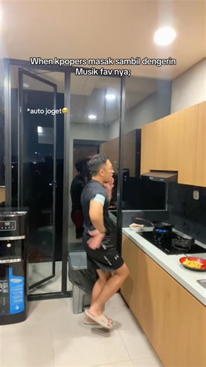 Dimdim on Instagram: "Berasa richman tapi makannya indomi #aespa #explorepage #kpopreels"