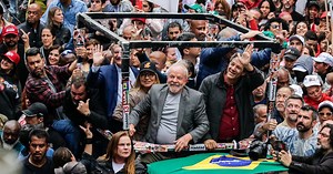 'Carreata' de Lula reúne militância e figuras históricas da esquerda em último ato da campanha
