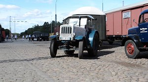 13K views · 66 reactions | Historischer Güterumschlag in Eystrup2018, Hanomag R40 mit ca 90 Jahre altem Anhänger. A meeting in Eystrup Germany 2018, the trailer behind the Hanomag is 90 jears old! | Dr. Trecker | Facebook