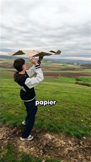 LANCER UN AVION EN PAPIER GÉANT DEPUIS UNE COLLINE POUR BATTRE LE RECORD DU MONDE ! 😂 #shorts #irl