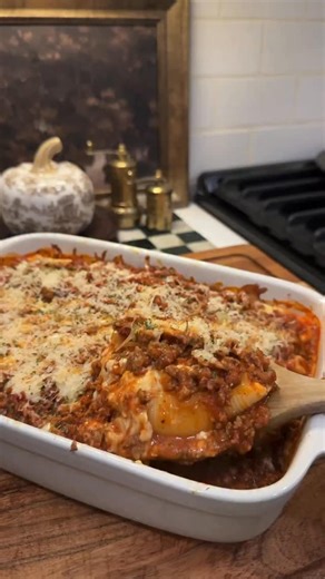 Stuffed shells make for the perfect cozy meal.. plus really great leftovers!😋 Stuffed Shells: 20 jumbo pasta shells (about half a box) 1 lb ground beef 2 cups cottage cheese 5 oz Boursin cheese 1 cup shredded mozzarella, plus more for topping ½ cup grated Parmesan 1 egg 1 tsp garlic powder 1 tsp Italian seasoning (or a mix of basil, oregano, parsley) ½ tsp salt ¼ tsp black pepper 24 oz jar of spaghetti sauce Fresh basil or parsley, for topping (opt.) Brown ground beef in a skillet and drain off