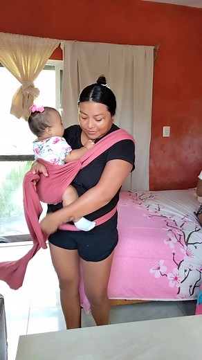 780K views · 10K reactions | Les dejo el tutorial de como me puse ami bebe para tener manos libres ojalá me entiendan 﫣✨☺️ #girlmom #maternidade #limpieza #amadecasa #fakebody | Ale Tz | Facebook
