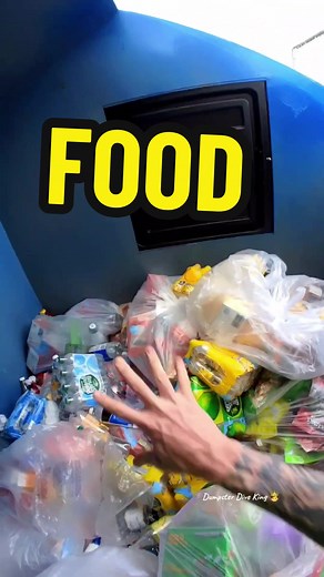 Dumpster diving for $1000s of dollars of food !! Employees chucked all this in a dumpster un expired !! 😔 #dumpsterdiveking #dumpsterdiving #food #sad