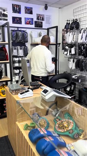 @maddogjnrr 🥊 “First kit nerves!” Young boxer comes in buzzing for his debut on the home show 💥 Coach says he’s out of the red corner, so Mad Dog sorts him right out. Then he asks if trainers will do for fight n | Nit Gason