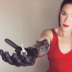 This "bionic model" is crushing beauty standards. | Insider Style