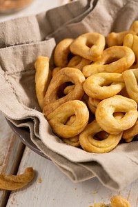 17K views · 191 reactions | These taralli are the delicious Italian answer to the snacking game – their iconic ring shape makes them irresistible! 泌 RECIPE Sebastian Fitarau https://www.giallozafferano.com/recipes/taralli-round-breadsticks.html | Giallozafferano Loves Italy | Facebook