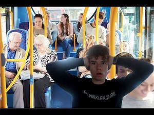 ELLE LUI TOUCHE LA **** DANS LE BUS !