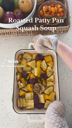 Roasted Patty Pan Squash Soup The patty pan squash are in season, and we love them roasted until tender, with garlic and onion. Blend with a splash of broth, and top with crispy croutons, sour cream and toasted pepitas. . . . #pattypansquash #squashsoup #autumnsoup #squashsoup